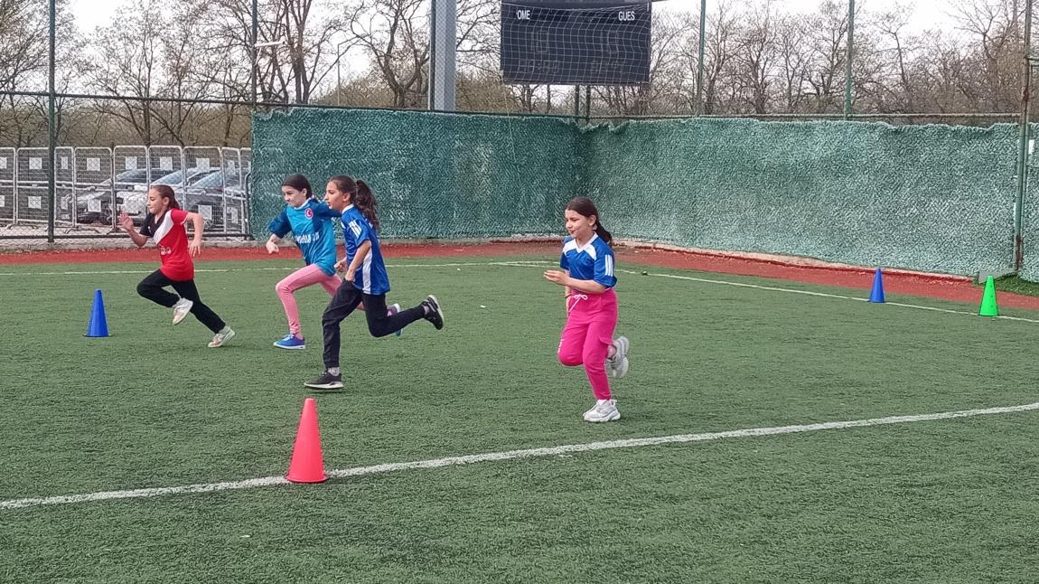 Gençlik ve Spor İlçe Müdürlüğü Tarafından İlkokullar Arası Koşu Yarışmaları Düzenlendi